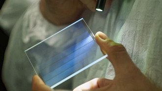 Placas de vidro são utilizadas pela Microsoft para o armazenamento de terabytes de dados com alta durabilidade. Fonte: Microsoft